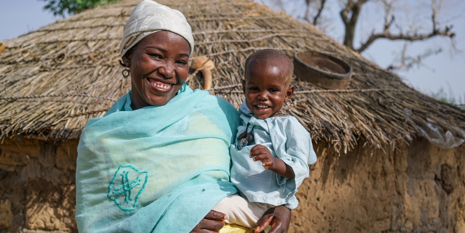 Rabiou and mother Fatima Saïbou at home in their village in Niger. Photo Credit: Talitha Brauer/Save the Children 2016