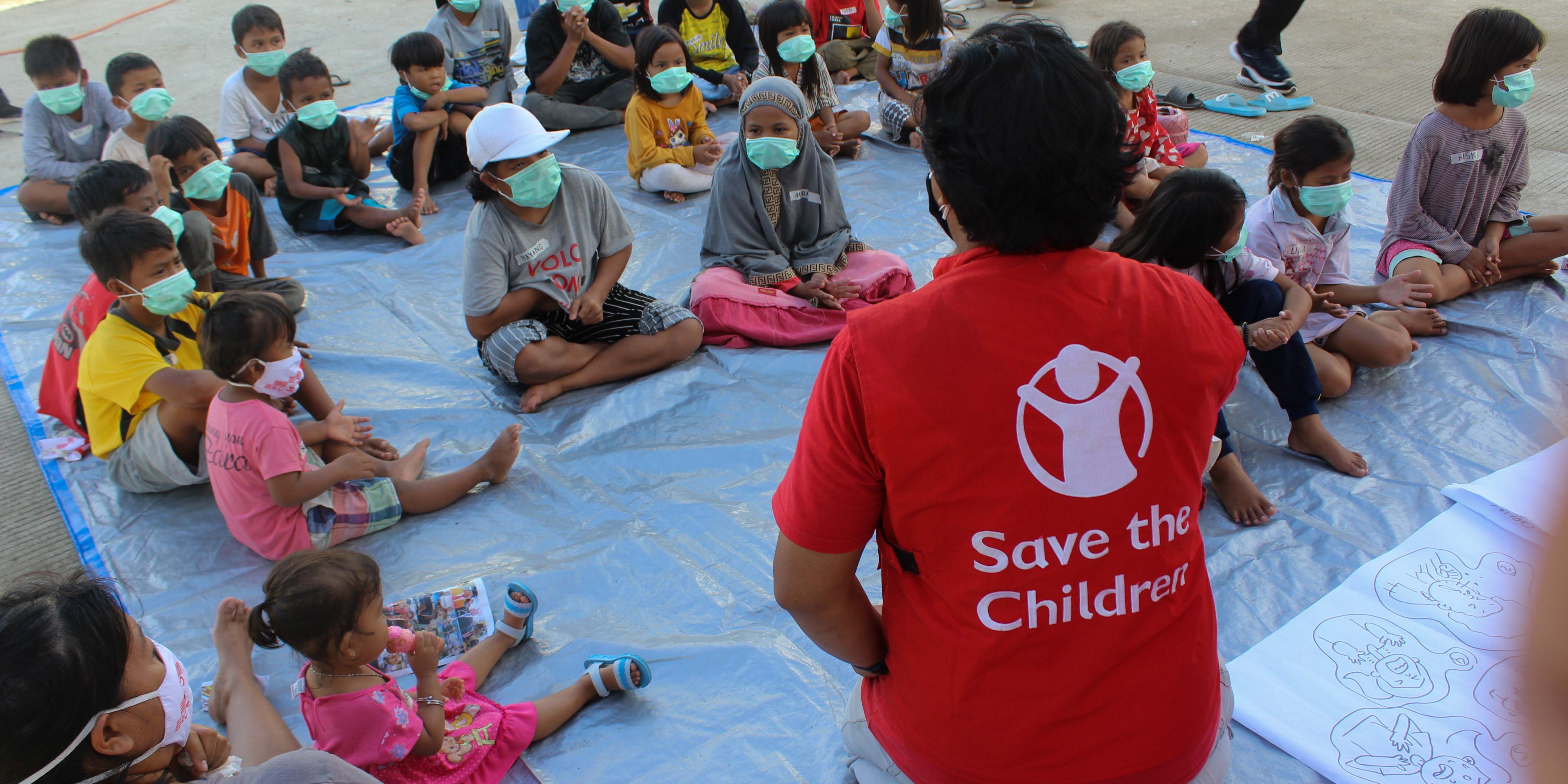 The response team of Save the Children educates children survivors in Mamuju about the dangers of Covid-19 and the importance of washing hands with soap, maintaining distance, and wearing masks.