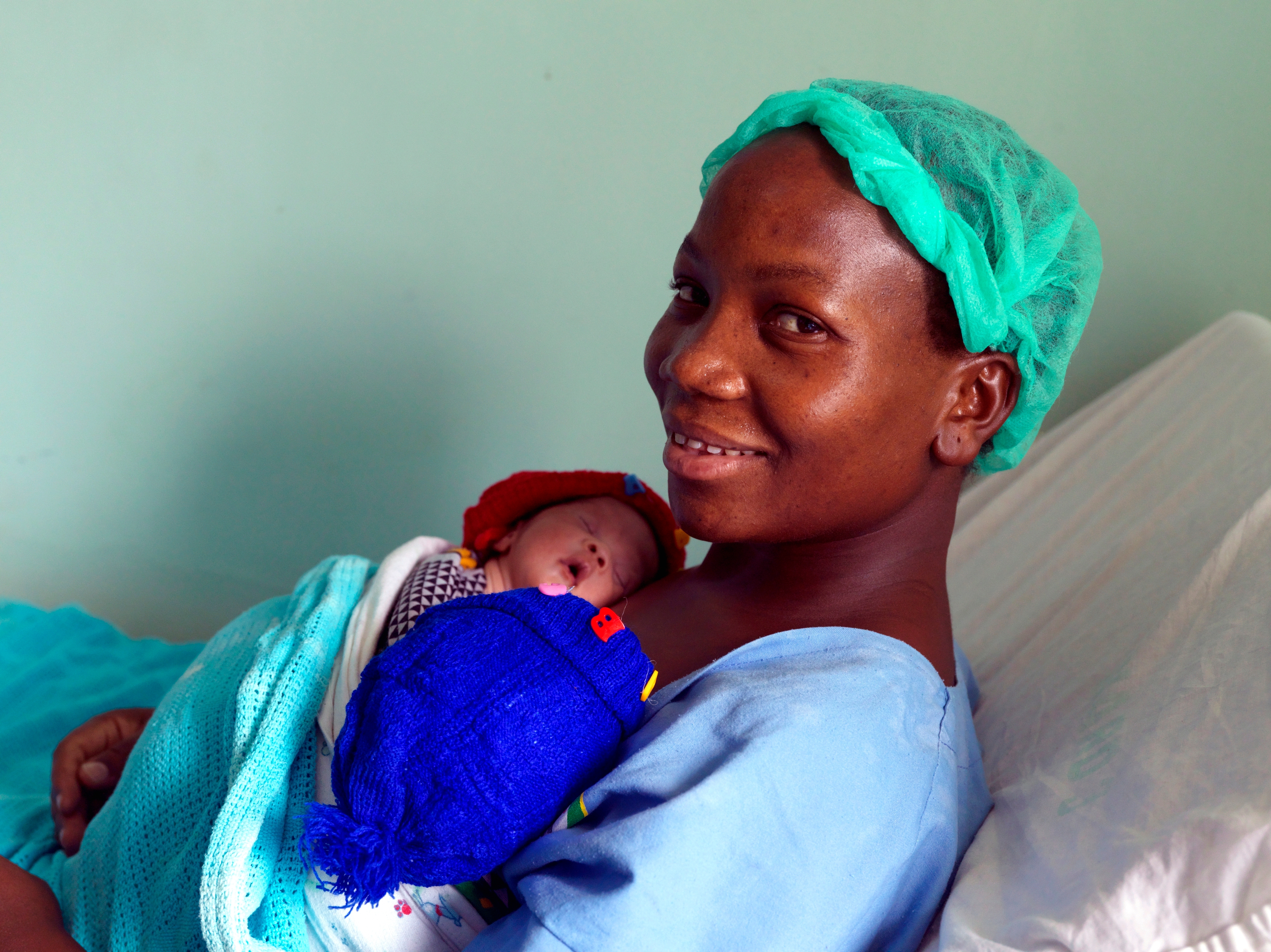 New mom Jessica practices Kangaroo Mother Care with her 3-week-old twins at Pumwani Maternity Hospital in Kenya. Photo: Peter Caton/Save the Children, March 2018. 