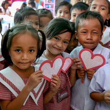 Students from a kindergarten class in the Philippines make personalized valentines cards for Enrique Iglesias as a surprise thank you for teaming up with Save the Children to help kids, like them, who live in areas affected by natural disasters and other crises. Photo Credit: Save the Children/Denvie Balidoy 2016.