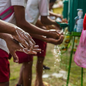 Children wash hands to stop infections in clinical settings. Photo credit: Save the Children 2018.