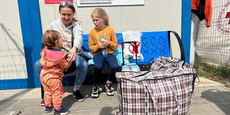 A mother with her two daughters at the Romanian border with Ukraine