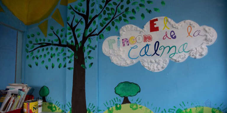 A mural of a tree and cloud with the phrase "El rincon de la calma."