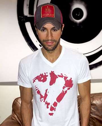 Enrique Iglesias sporting his new "heart" T-shirt