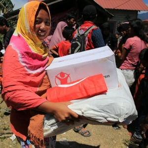 Kartika* a mother in Bliase village receiving a temporary shelter and hygiene kit for her family from Save the Children and our partner in Indonesia. Bliase village is one of the areas worst affected by the earthquake and tsunami. Photo credit: Juneaedi Uko/ Save the Children
