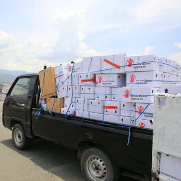 Save the Children and its partners in Indonesia are supplying hygiene kits to prevent the spread of disease to families affected by the deadly earthquake and tsunami that hit Palu and its surrounding areas in Indonesia. Photo credit: Junaedi Uko / Save the Children
