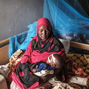 Alafi, 35, holds her 18-month-old son at a hospital in Kabridahar, Ethiopia in June 2019. He was diagnosed with Severe Acute Malnutrition and anemia and transferred to the special children’s ward, which is supported by Save the Children. Credit: Eduardo Soteras Jalil/Save the Children.