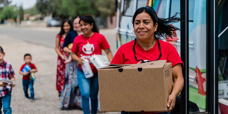 Save the Children volunteers deliver meals and learning materials to kids in rural America